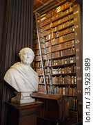 The Long Room interior Of The Old Library At Trinity College. Marble busts of great people and shelves with antique tomes (2019 год). Редакционное фото, фотограф Nataliia Zhekova / Фотобанк Лори