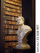 The Long Room interior Of The Old Library At Trinity College. Marble busts of great people and shelves with antique tomes (2019 год). Редакционное фото, фотограф Nataliia Zhekova / Фотобанк Лори