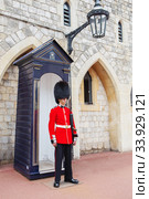 LONDON, UNITED KINGDOM - AUGUST 22, 2017 : Royal Guard at Windsor Castle, England. Редакционное фото, фотограф Nataliia Zhekova / Фотобанк Лори
