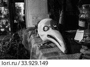Plague mask in The Old Operating Theatre Museum and Herb Garret, London, UK (2017 год). Редакционное фото, фотограф Nataliia Zhekova / Фотобанк Лори
