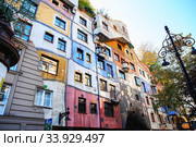 Hundertwasser house in Vienna, Austria. The Hundertwasserhaus apartment block has colorful facade, undulating floors, a roof covered with earth and grass, and large trees growing from inside (2019 год). Стоковое фото, фотограф Nataliia Zhekova / Фотобанк Лори