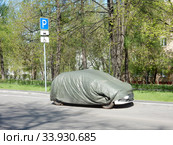 Хранение автомобиля на улице в чехле на дороге. Байкальская улица. Район Гольяново. Город Москва (2020 год). Стоковое фото, фотограф lana1501 / Фотобанк Лори