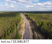 Асфальтовая дорога через густой лес. Автомобильное путешествие. Стоковое фото, фотограф Яковлев Сергей / Фотобанк Лори