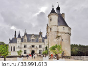 Замок Шенонсо (Château de Chenonceau) и древняя башня семьи де Марк рядом. Департамент Эндр и Луара. Франция (2019 год) Редакционное фото, фотограф Вера Смолянинова / Фотобанк Лори