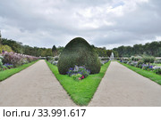 Замок Шенонсо (Château de Chenonceau) и древняя башня семьи де Марк рядом. Департамент Эндр и Луара. Франция (2019 год) Редакционное фото, фотограф Вера Смолянинова / Фотобанк Лори