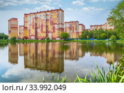 Новостройки в Подмосковье. Новый жилой район «Новые Островцы» отражается в воде озера Баулино. Россия, Раменский район (2020 год). Стоковое фото, фотограф Владимир Сергеев / Фотобанк Лори