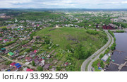 Полет к Лисьей горе над частным сектором в Нижнем Тагиле. Россия. Стоковое видео, видеограф Евгений Ткачёв / Фотобанк Лори