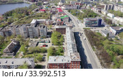 Полет над центральным проспектом имени Ленина в городе Нижний Тагил. Россия. Стоковое видео, видеограф Евгений Ткачёв / Фотобанк Лори