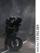 Пожарный на пепелище (2020 год). Редакционное фото, фотограф Дмитрий Неумоин / Фотобанк Лори