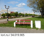 Лавочка в Гольяновском парке, обмотанная сигнальной лентой при пандемии коронавирусной инфекции Covid-19. Район Гольяново. Город Москва (2020 год). Редакционное фото, фотограф lana1501 / Фотобанк Лори