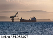 Нефтеналивной танкер заливается нефтью в заливе Де кастри, Россия. Стоковое фото, фотограф Василий Князев / Фотобанк Лори