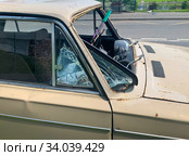 Старый автомобиль с разбитым лобовым стеклом (2020 год). Редакционное фото, фотограф E. O. / Фотобанк Лори
