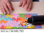 Doctor and patient suffering from Alzheimer disease. Стоковое фото, фотограф Elnur / Фотобанк Лори