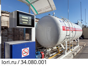 Газозаправочная автомобильная станция Shelf (стационарный заправочный модуль АГЗС) с наземным резервуаром хранения сжиженного газа. Табло-указатель с ценами и объемом топлива. Санкт-Петербург, Россия (2020 год). Редакционное фото, фотограф Grigory_Gez / Фотобанк Лори