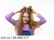 Длинноволосая девочка чешет голову руками. Стоковое фото, фотограф Иванов Алексей / Фотобанк Лори