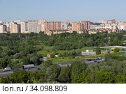 91-й км МКАД. Панорама районов Перловка и Тайнинское в Мытищах. Вид со стороны Москвы (2020 год). Редакционное фото, фотограф Елена Орлова / Фотобанк Лори
