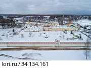 Над Тихвинский Богородичным Успенским монастырем пасмурным мартовским днем (аэросъемка). Ленинградская область, Россия (2019 год). Стоковое фото, фотограф Виктор Карасев / Фотобанк Лори