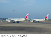 Два самолета Эйрбас А330 национальной авиакомпании Шри-Ланки - SriLankan Airlines Limited на летном поле международного аэропорта Бандаранаике. Шри-Ланка (2020 год). Редакционное фото, фотограф Виктор Карасев / Фотобанк Лори