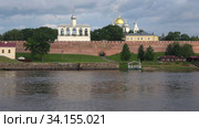 Июльское утро на реке Волхов с видом на купола и звонницу Софийского собора. Великий Новгород, Россия (2020 год). Стоковое видео, видеограф Виктор Карасев / Фотобанк Лори