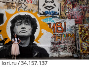 Портрет Виктора Цоя изображен на стене Цоя на улице Арбат в центре города Москвы, Россия (2020 год). Редакционное фото, фотограф Николай Винокуров / Фотобанк Лори