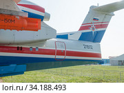 Российский самолёт-амфибия (летающая лодка) Бериев Бе-200ЧС бортовой номер 21512 на Международном авиасалоне МАКС-2019 в Жуковском, Россия, вид на хвостовую часть слева. Редакционное фото, фотограф Малышев Андрей / Фотобанк Лори