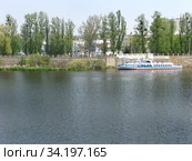 Прогулочный корабль стоит у причала на реке Южный Буг. Винница (2009 год). Редакционное фото, фотограф Ирина Борсученко / Фотобанк Лори