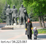 Женщина с ребенком на фоне Мемориального комплекса Славы. Винница, Украина (2009 год). Редакционное фото, фотограф Ирина Борсученко / Фотобанк Лори