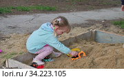 Little girl playing with toy cars in sandbox. Редакционное видео, видеограф Сергей Старуш / Фотобанк Лори