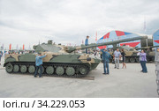 Самоходная российская противотанковая десантная пушка 2С25М "Спрут-СДМ1" стоит в экспозиции на Международном военно-техническом форуме "Армия-2015", Кубинка, Московская область, вид сбоку. Редакционное фото, фотограф Малышев Андрей / Фотобанк Лори