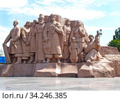 Скульптурная композиция комплекса "Арка дружбы народов". Киев, Украина (2007 год). Редакционное фото, фотограф Ирина Борсученко / Фотобанк Лори