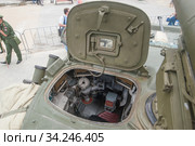 Вид сверху на люк наводчика советской и российской боевой машины пехоты БМП-2 в экспозиции на военно-техническом форуме "Армия-2015", Алабино, Московская область. Редакционное фото, фотограф Малышев Андрей / Фотобанк Лори