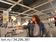 Женщина впервые в магазине ИКЕА (2020 год). Редакционное фото, фотограф Дмитрий Неумоин / Фотобанк Лори