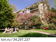 Small cozy park Giardini Perego in front of residential building in the centre of Milan, region of Lombardy, Italy, Europe (2018 год). Редакционное фото, фотограф Bala-Kate / Фотобанк Лори