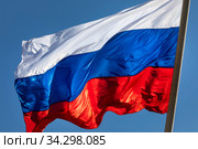 Развевающийся на ветру российский триколор во время национального праздника в России. Стоковое фото, фотограф Николай Винокуров / Фотобанк Лори