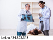 Police coroner examining dead body corpse in morgue. Стоковое фото, фотограф Elnur / Фотобанк Лори