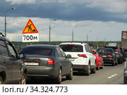 Автомобильная пробка на шоссе. Знак "Дорожные работы" и табличка 700 метров. Трасса М2 «Крым» (2020 год). Редакционное фото, фотограф Щеголева Ольга / Фотобанк Лори