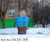 Скульптурная фигура из дерева на Кронштадтском бульваре. Головинский район. Город Москва (2010 год). Редакционное фото, фотограф lana1501 / Фотобанк Лори