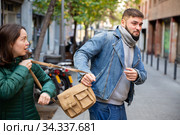 Man trying to thieve handbag of female. Стоковое фото, фотограф Яков Филимонов / Фотобанк Лори