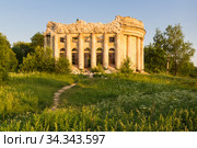 Temple with columns on a mountain in the Leningrad region. Стоковое фото, фотограф Дмитрий Тищенко / Фотобанк Лори