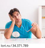Man trying contact lenses at home. Стоковое фото, фотограф Elnur / Фотобанк Лори