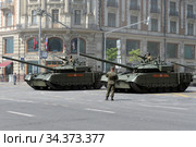 Танки Т-80БВМ на Тверской улице Москвы во время генеральной репетиции парада, посвящённого 75-летию Победы в Великой Отечественной войне (2020 год). Редакционное фото, фотограф Free Wind / Фотобанк Лори