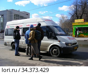 Посадка пассажиров в маршрутку № 513 на остановке «Станция метро "Кунцевская"». Молдавская улица. Район Кунцево. Город Москва. Россия (2010 год). Редакционное фото, фотограф lana1501 / Фотобанк Лори