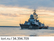 Россия. Санкт-Петербург. Военный корабль в акватории Финского залива. Малый ракетный корабль «Пассат», бортовой номер 570 (2020 год). Редакционное фото, фотограф Литвяк Игорь / Фотобанк Лори