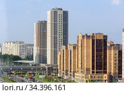 Вид сверху на улицу Фатыха Амирхана в Ново-Савиновском районе города Казани. Республика Татарстан, Российская Федерация (2020 год). Редакционное фото, фотограф Bala-Kate / Фотобанк Лори