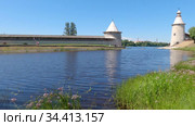 Река Пскова у Псковского кремля солнечным июльским днем (2020 год). Редакционное видео, видеограф Виктор Карасев / Фотобанк Лори
