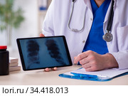 Old male doctor radiologist in telehealth concept. Стоковое фото, фотограф Elnur / Фотобанк Лори