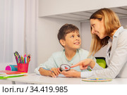 Teacher explain happy boy lesson duration timer. Стоковое фото, фотограф Сергей Новиков / Фотобанк Лори