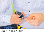 Close photo of man's hands with blood sugar tester. Стоковое фото, фотограф Сергей Новиков / Фотобанк Лори