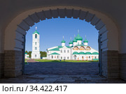 У входа в Свято-Троицкий Александра Свирского монастырь. Ленинградская область, Россия (2020 год). Стоковое фото, фотограф Виктор Карасев / Фотобанк Лори