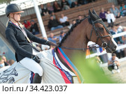 Чемпионка России по конкуру Ксения Хайрулина на Флиппербое (2020 год). Редакционное фото, фотограф Дмитрий Неумоин / Фотобанк Лори